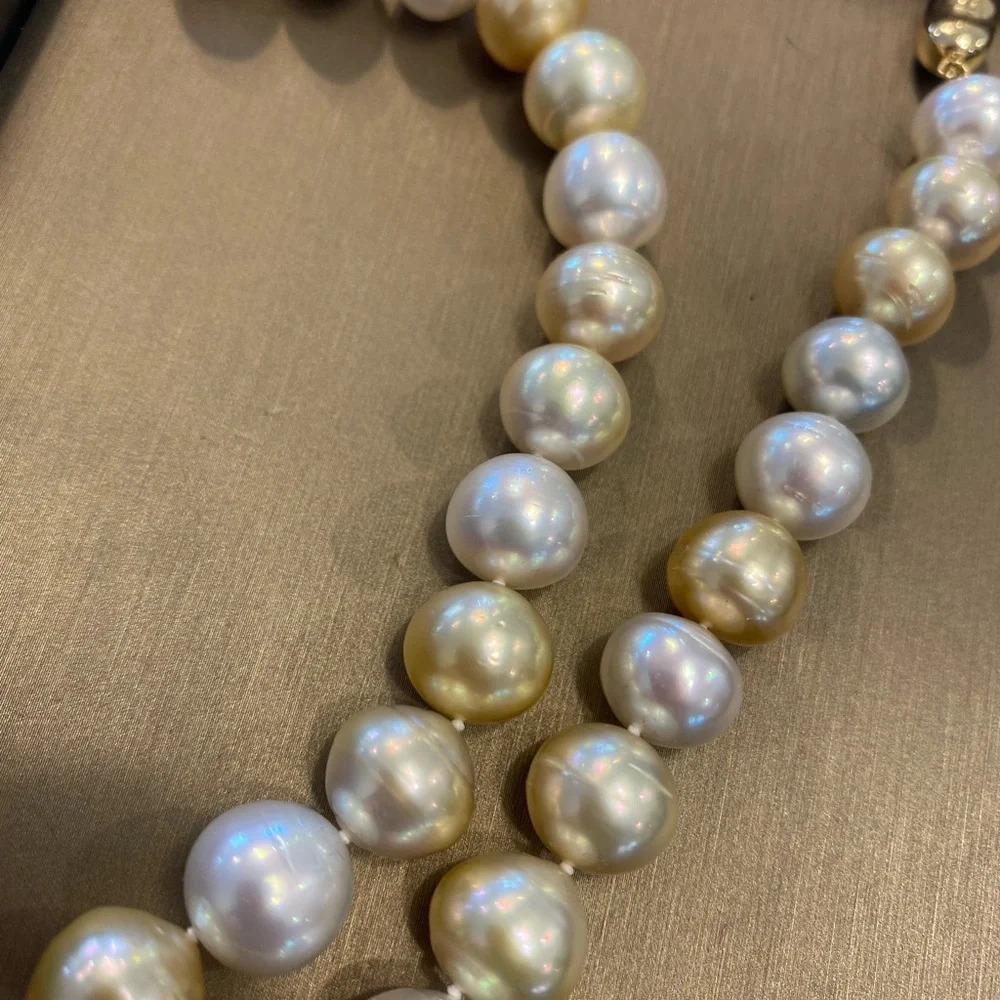 South Sea white and golden near round Pearl necklace with 14K Solid Gold Clasp - Picture 5 of 8
